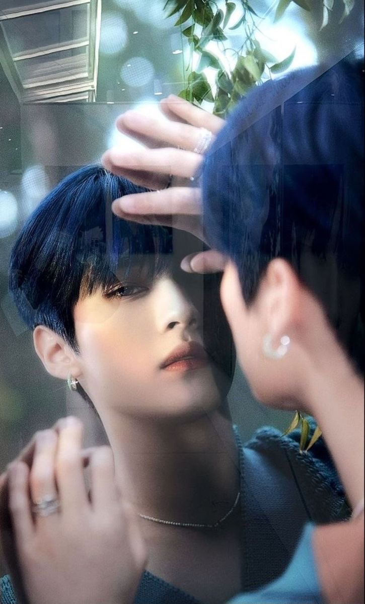 iwannabelms's tweet photo. #hyunho #soulmate au,
в котором люди в отражении видят не себя, а своих избранных. Хёнджин, каждый день все больше влюбляясь в острые черты лица и хитрые глаза своего соула, отчаянно ждёт встречи. Чего не скажешь о Минхо.

– Я так ужасно влюблен

– Твое отражение мне осточертело. https://t.co/PjSaYhuKJ2