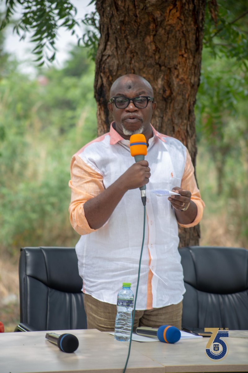 PADA_UG's tweet photo. The guest speaker for the interaction session, Prof. Samuel Adjei Mensah Congratulated the PADA team for putting up a successful program. In his address, he recommended the book, "How not to get a PhD" to students. He advised students on how to relate with their supervisors. https://t.co/0lAf16GJFg