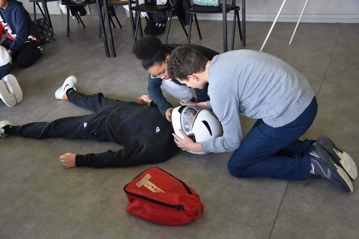 Le <a href="/sdis91/">Sapeurs-pompiers 91</a> pleinement engagé en faveur du <a href="/snujemengage/">Service national universel</a> .
👉 67 jeunes en stage de cohésion ont profité du forum des métiers pour rencontrer les 👩‍🚒
👉À l'école des 👩‍🚒, 12 essonniens suivent cette semaine la formation Premiers Secours en Équipe de niveau 1 #PSE1 (PSE2 en avril).