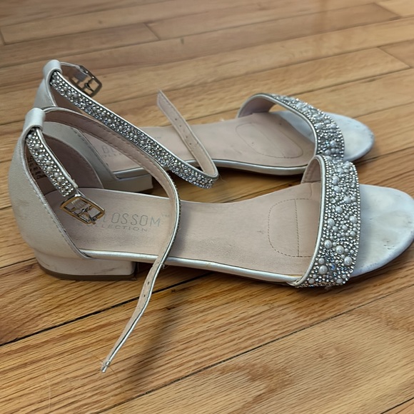 jvirden's tweet photo. So good I had to share! Check out all the items I'm loving on @Poshmarkapp #poshmark #fashion #style #shopmycloset #davidsbridal #giorgioarmani #ghbassco: https://t.co/aNxppYSDXd https://t.co/3Cez3zCbtu