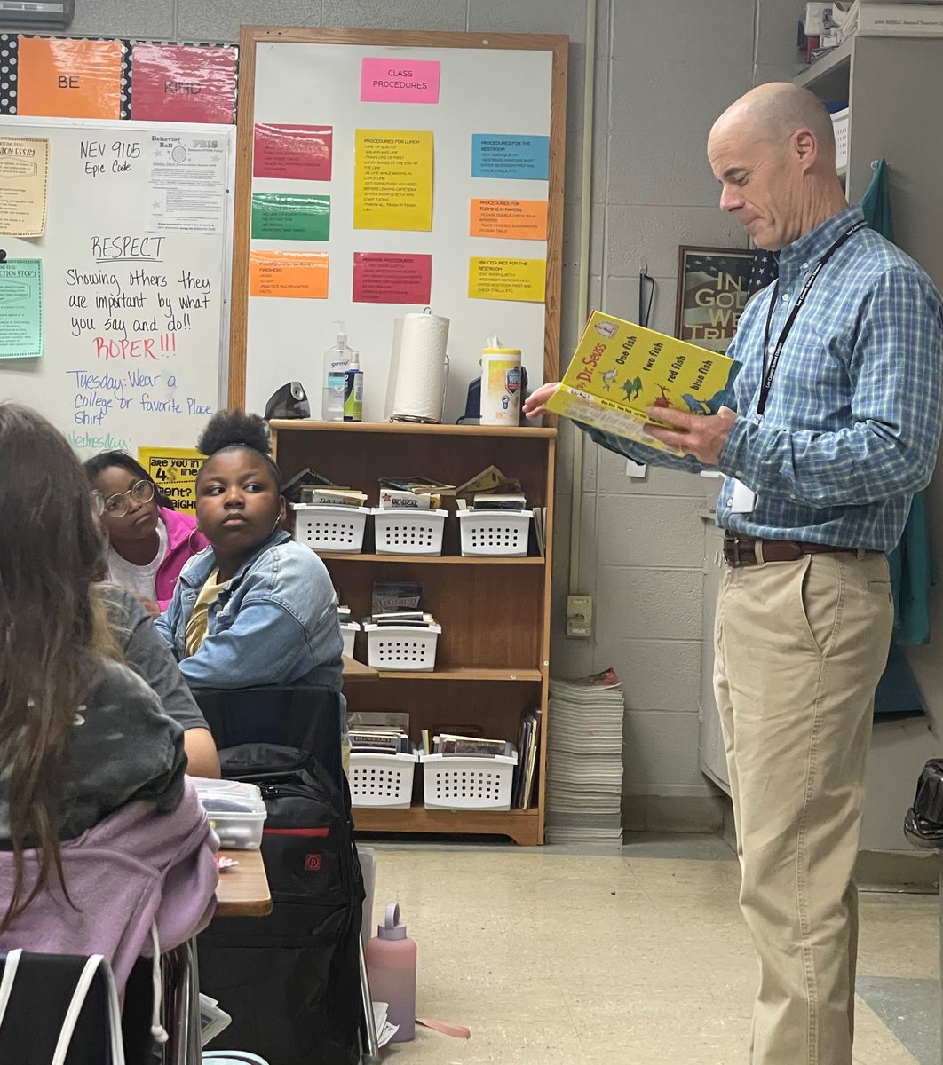 LeeCoSchools_MS's tweet image. Saltillo Elementary is celebrating #ReadAcrossAmerica all this week with special guest readers, like Superintendent Coke Magee.
Mrs. Hannah's fifth graders always enjoy time with books! 📘
Thanks, Mr. Magee!
#readingtime #guestreader
