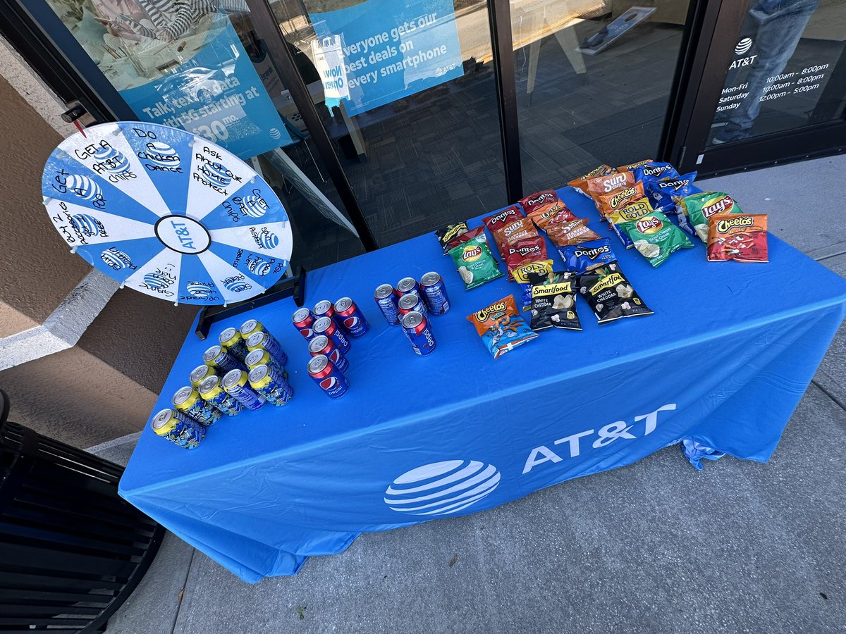 ThePalleschi's tweet photo. #OUTLAWS are in the building. The official grand opening of South Point in Vero Beach #LifeAtATT #USAWireless https://t.co/R9KBsvvzSl