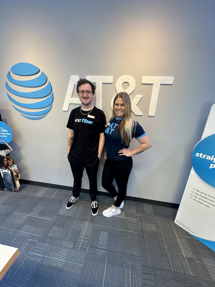 ThePalleschi's tweet photo. #OUTLAWS are in the building. The official grand opening of South Point in Vero Beach #LifeAtATT #USAWireless https://t.co/R9KBsvvzSl