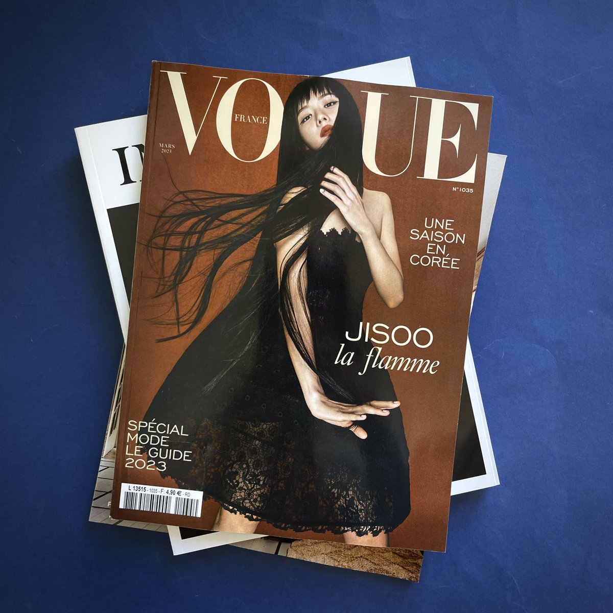 CNWorldwideNews's tweet photo. Jisoo is @voguefrance first K-pop cover star 🌟 [March 2023] 

Shop directly via link in bio! Worldwide delivery available 🌏

🤳 Jisoo
📸  Hugo Comte 
👗 Yun Mi Lee &amp; Vanessa Reid 
💄 Myung Sun Lee 
💇‍♀️ Seon Yeong Lee 

#cnwn #cnwnshop #voguefrance #jisoo #blackpink #hugocomte https://t.co/MlNTUlRVp4