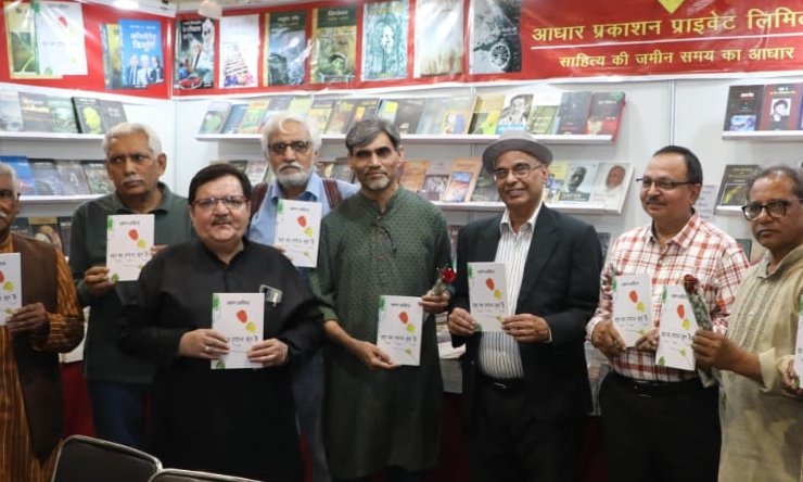 yv_post's tweet photo. पुस्तक मेले में एंट्री। @ArunAditya23 की कविताओं की किताब रिलीज़ की। आधार के देश निर्मोही ने छापी, बाकी के साथ बलराम जी  लीलाधर मंडलोई जी और @NiranjanShrotri निरंजन श्रोत्रिय जी प्रकट हुए। https://t.co/uaxRsoyJGT