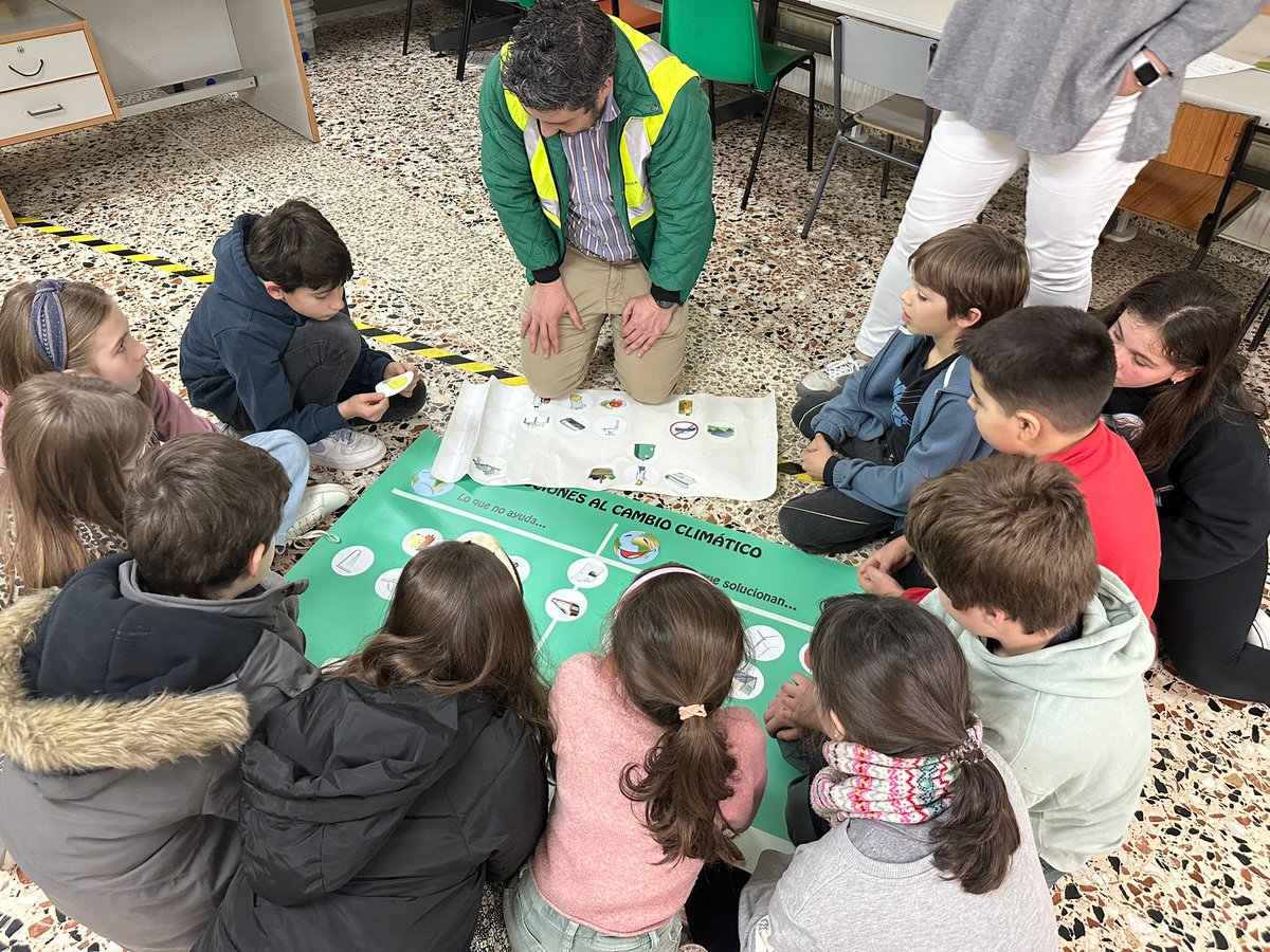 Begonazpiikas's tweet image. 😁🤖 Begoñazpiko Lehen Hezkuntzako neska-mutilek ere parte hartuko dabe zapatu honetan First Lego Leaguen, #robotika, #zientzia eta #teknologiako txapelketan. Bertan, energia eta klima aldaketaren inguruko konponbideak aurkeztuko dabez. Buru-belarri prestatzen ari dira.