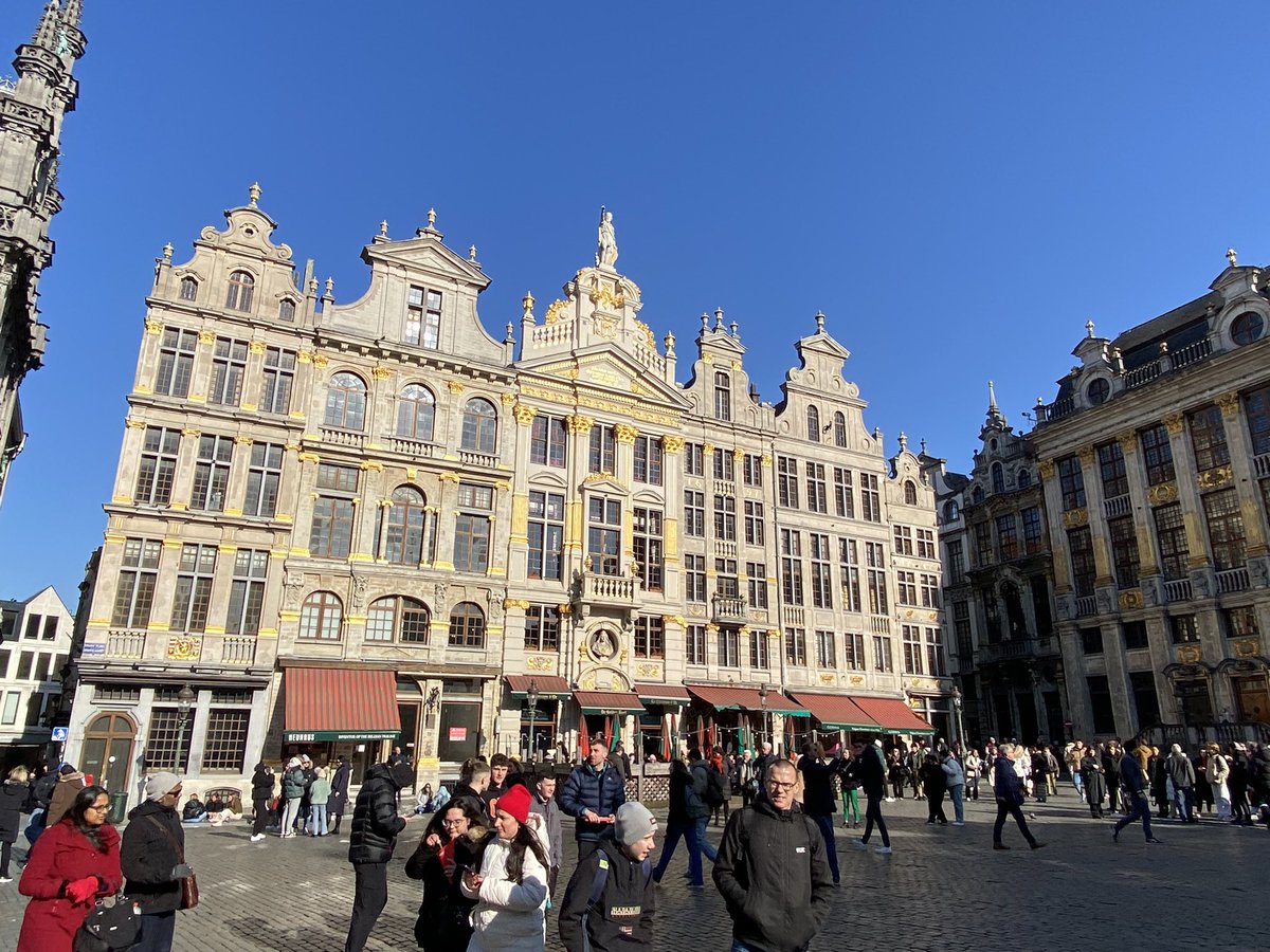 spits_j's tweet photo. Blijft één van de mooiste pleinen van Europa. #Groote Markt #Brussel. https://t.co/l9eCVUjCtP