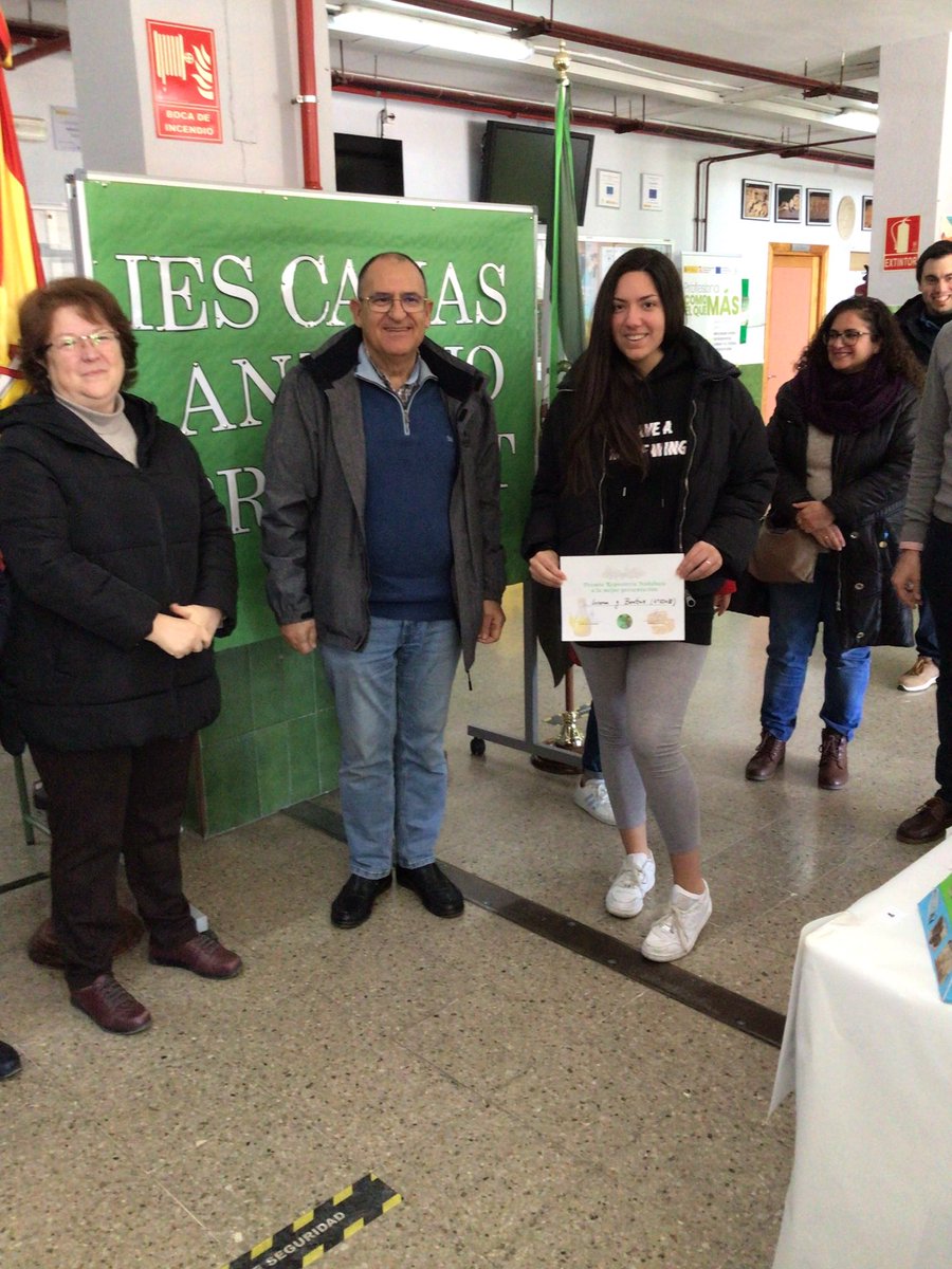 iescamas's tweet photo. 𝗗í𝗮 𝗱𝗲 𝗔𝗻𝗱𝗮𝗹𝘂𝗰í𝗮 𝗲𝗻 𝗲𝗹 𝗜𝗘𝗦 𝗖𝗮𝗺𝗮𝘀-𝗔𝗻𝘁𝗼𝗻𝗶𝗼 𝗕𝗿𝗶𝘀𝗾𝘂𝗲𝘁💚🤍💚
Concurso de repostería tradicional andaluza. Entre más de 35 platos, el jurado destacó los pestiños del alumno Álvaro Rey y las torrijas de las alumnas Lorena Gaviño y Beatriz Agüí https://t.co/8GXkr8Z0xD