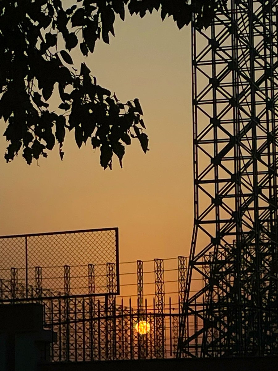 While stuck in a traffic jam this evening, all I needed was to #BePresent to the present and voila what a sight to behold! I felt my frowns vanishing and a sense of awe seeping in. 

#SunSet #CityLife #Serenity #StressFreeLife #ChooseJoy