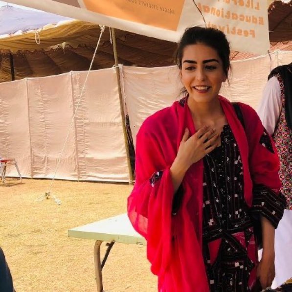 آج ٹیوٹر  چمچوں سے بھرا پڑا ہے ۔ مگر انہوں نے بلوچ کو ہمیشہ دہشتگرد کے نظر سے دیکھا ہے ۔ ان سب میں سے زیادہ یہ لباس ایمان مزاری صاحبہ پر جھجتی ہے اور وہ اس لباس سے جوڑے مظلوں کیلیے آواز اٹھاتی ہے ۔

ہمیشہ حق و سچ کی ساتھ کھڑے رہو ایک دن اللہ کو جان دینی ہے