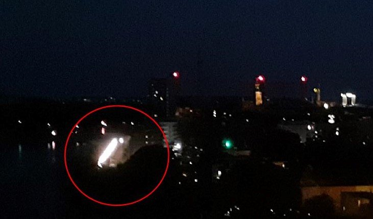 Beleuchtung in Spandau Teil 2: hier der total überbelichtete Fussweg vor den Speicherballett-Gebäuden an der Oberhavel. Energiesparen sieht anders aus.