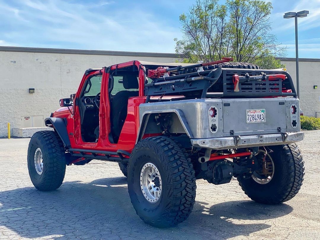 The factory Jeep Gladiator taillights are placed on the corners of the Jeep and stick out. bit.ly/3BNr1QM #motobilt #Gladiator #JeepGladiator #bobbedbed #BobThemAll