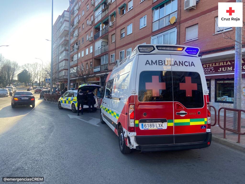 emergenciasCREM's tweet photo. Tras solicitud desde #SUMMA112 uno de nuestros #SVB interviene en la atención y evacuación de una persona que sufre un atropello en #Mostoles.
Colabora @policiaMostoles 

#ASEM112 https://t.co/SKhQV4FOa4
