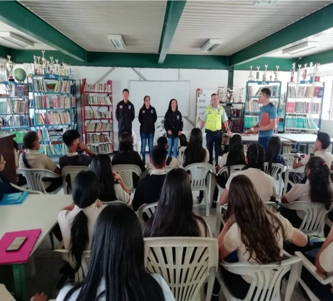mppsp_vzla's tweet photo. 👉🏽Funcionarios del Servicio Penitenciario conjuntamente con  @bomberos_merida @DPDOficial y del @idenna_merida , realizaron conversatorio sobre Proyecto de vida y responsabilidad penal del adolescente, a estudiantes del del Liceo “Enrique Arias”, edo. #Mérida. https://t.co/O4reHsMUqM