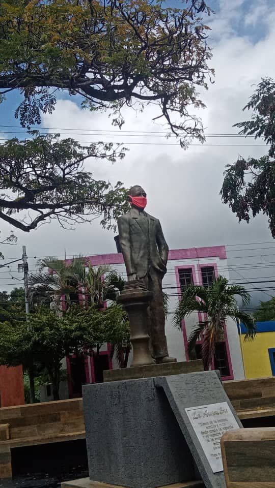 IRRESPETO. Así amaneció este jueves #02mar la estatua del Maestro de América, Luis Beltrán Prieto Figueroa ubicada en La Asunción, justo frente a la Casa del Maestro #Margarita