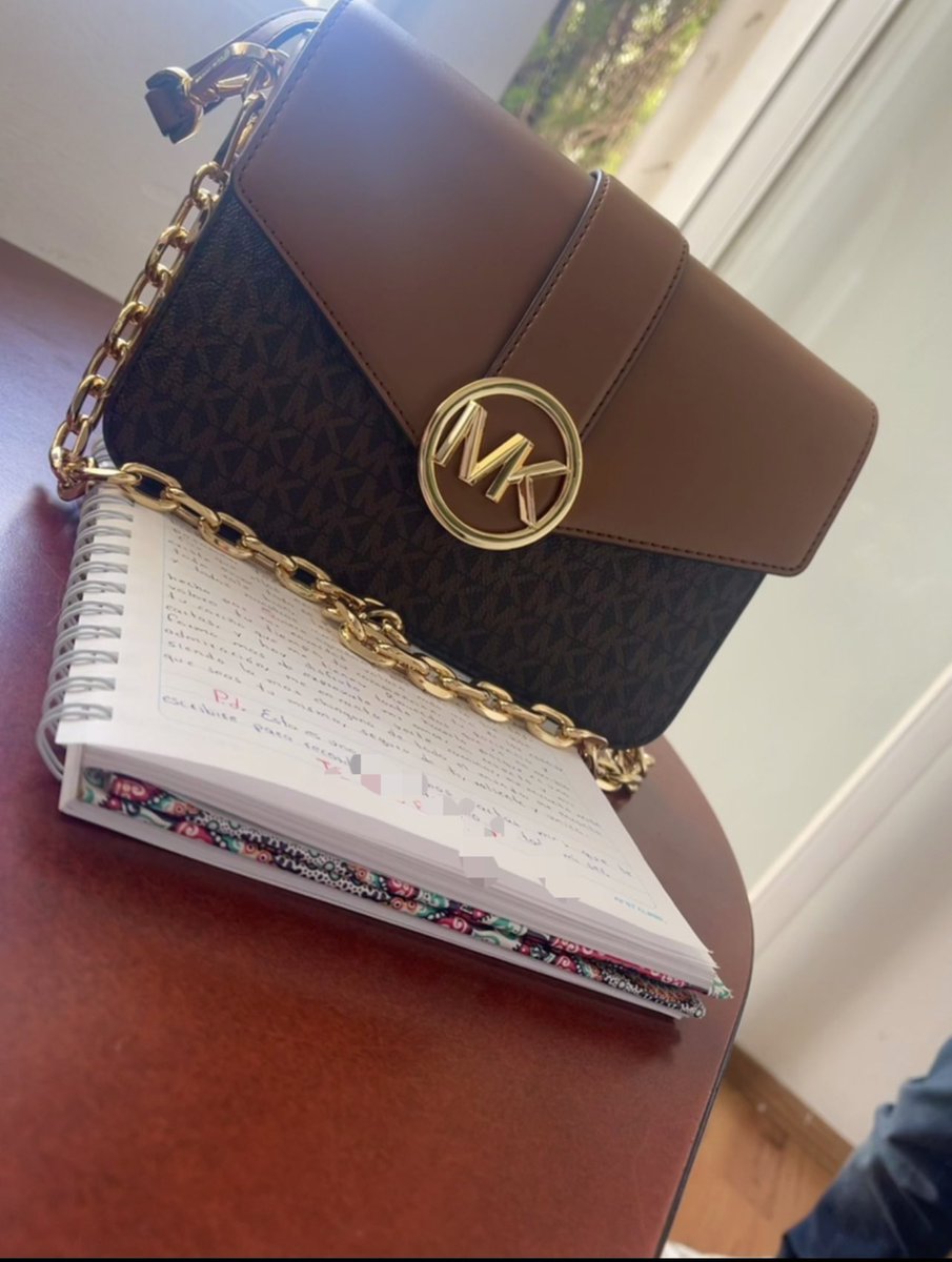 Sandyya1's tweet photo. Mis sorpresas favoritas 🎁☺️📖✍🏻 https://t.co/NWuvhme8EW
