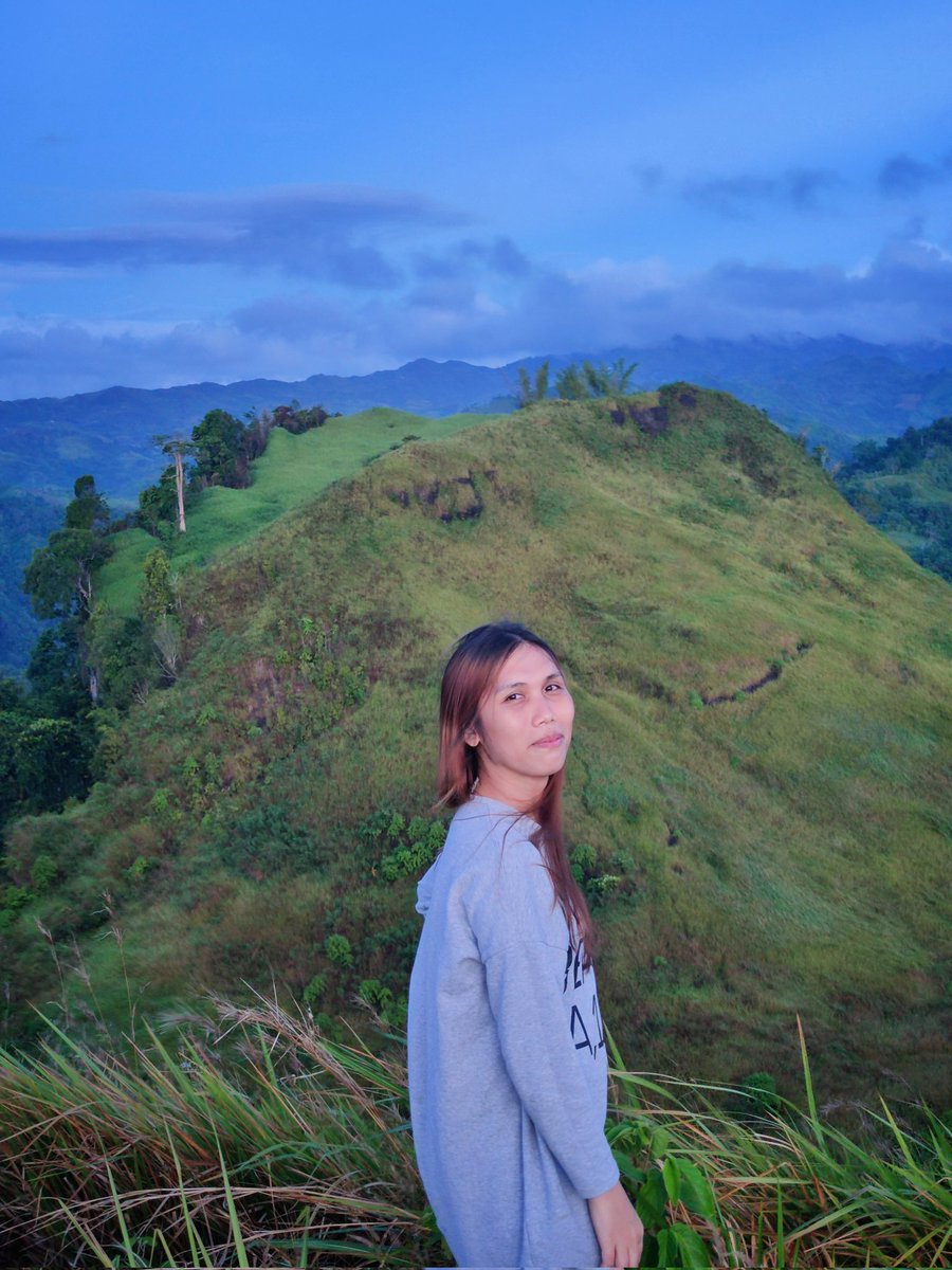 sashamonleon's tweet photo. 5-hr trek til dusk to the peak + 5 hrs the next day under the scorching heat. Never again 😅 But, what breath taking view! I guess you can never really uncover what Mother Nature has to offer without some form of physical/emotional/mental sacrifice. True test of character indeed. https://t.co/bDL42LhAj1