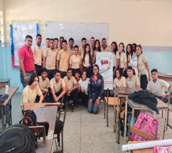 mppsp_vzla's tweet photo. Con el fin de continuar en las actividades formativas y de prevención dirigidas a la población estudiantil, funcionarios de la Entidad de Formación Socio Educativa (EFSE) Cabimas, del edo. #Zulia, llevaron a cabo el conversatorio "Sembrando Valores" en la U.E. Los Laureles. https://t.co/SO14yZBRQ5