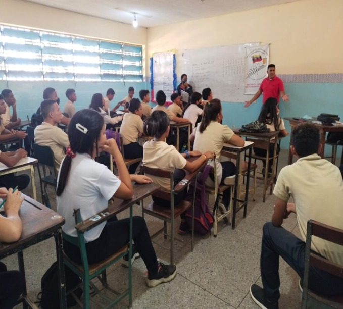 mppsp_vzla's tweet photo. Con el fin de continuar en las actividades formativas y de prevención dirigidas a la población estudiantil, funcionarios de la Entidad de Formación Socio Educativa (EFSE) Cabimas, del edo. #Zulia, llevaron a cabo el conversatorio "Sembrando Valores" en la U.E. Los Laureles. https://t.co/SO14yZBRQ5