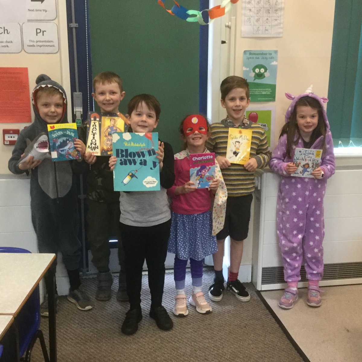 GEPSClass3's tweet photo. What super costumes everyone had today.😃 Happy World Book Day to Class 3 and beyond! 📚 https://t.co/neszTYB8pW