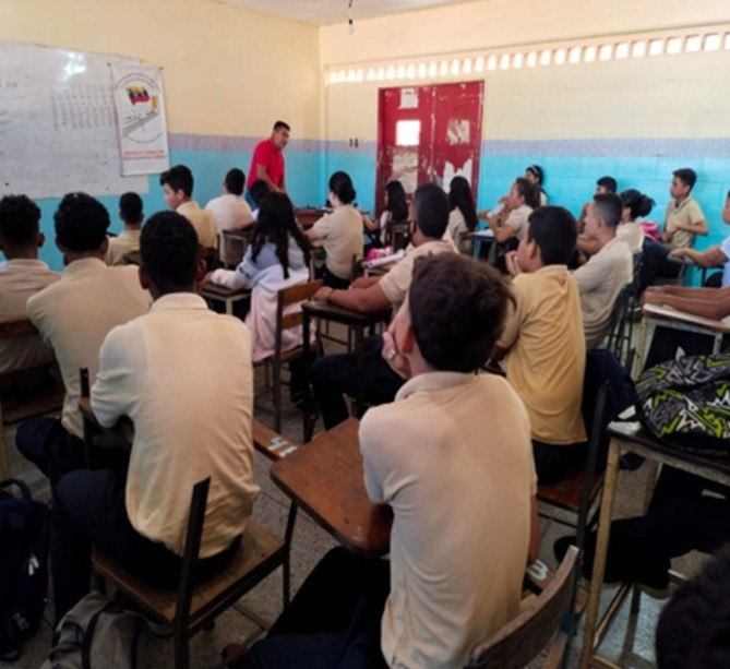 mppsp_vzla's tweet photo. Con el fin de continuar en las actividades formativas y de prevención dirigidas a la población estudiantil, funcionarios de la Entidad de Formación Socio Educativa (EFSE) Cabimas, del edo. #Zulia, llevaron a cabo el conversatorio "Sembrando Valores" en la U.E. Los Laureles. https://t.co/SO14yZBRQ5