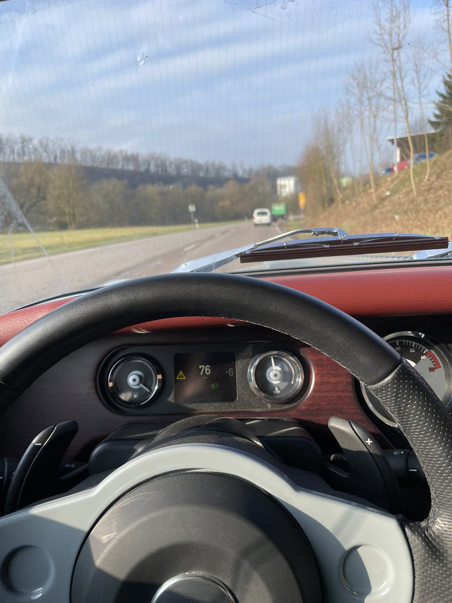 Back on the road again! After a week in the mountains (nope - not Morgan with me!) roof is up as my cold gets better 🤧
#cold #morgan #morgancars #morganmotors #morganplusfour #morganplus #plusfour #winter #spring