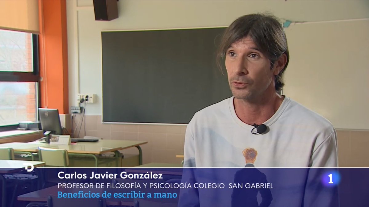 Aspirar_al_uno's tweet image. Escribir a mano mejora el aprendizaje, retrasa el deterioro cognitivo, potencia nuestra memoria y la asociación de ideas y reduce los niveles de estrés; además, escribir es rebelarse frente al imperio de las prisas, que anestesian la capacidad para pensar. Lo defiendo en la tele.