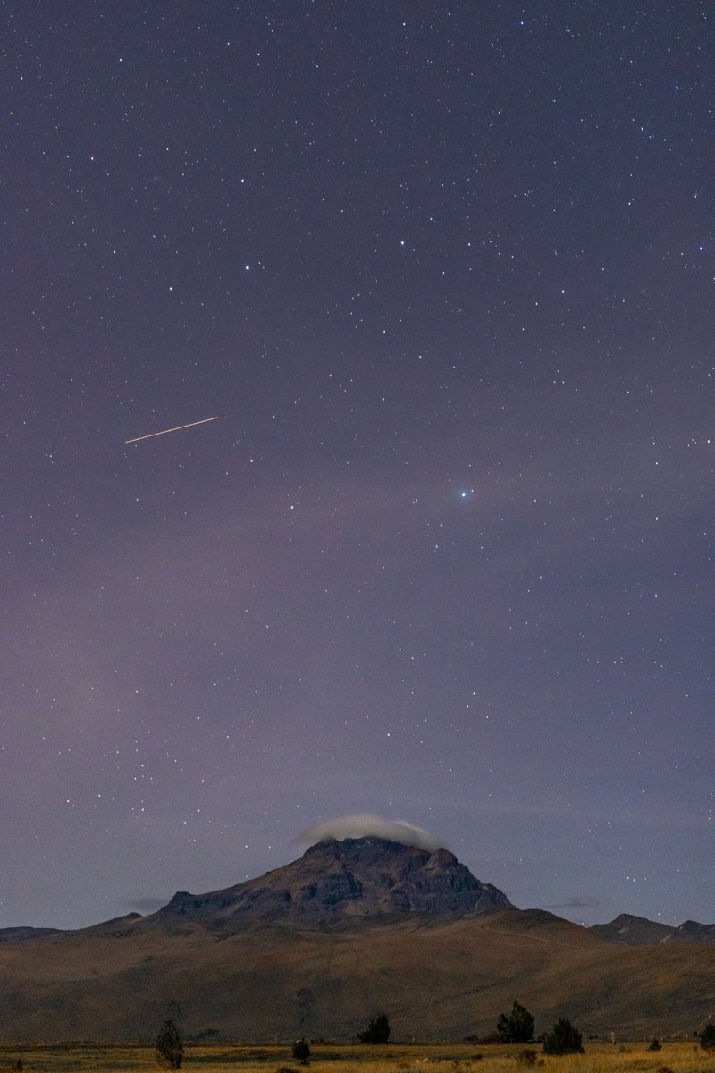 Les comparto esta foto que hice del volcán Sincholagua siendo cobijado por una pequeña nube y visitado por una estrella fugaz. 

#astrofotografia #astrophotography
#sinchoagua #fotografiadepaisaje
#fotografia #landscapephotography