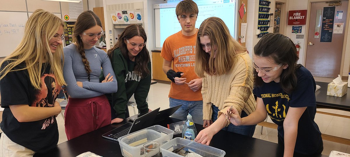 nannini_9's tweet photo. AP Environmental students design and test solutions for cleaning up oil spills! https://t.co/uhJ8OIqfKu