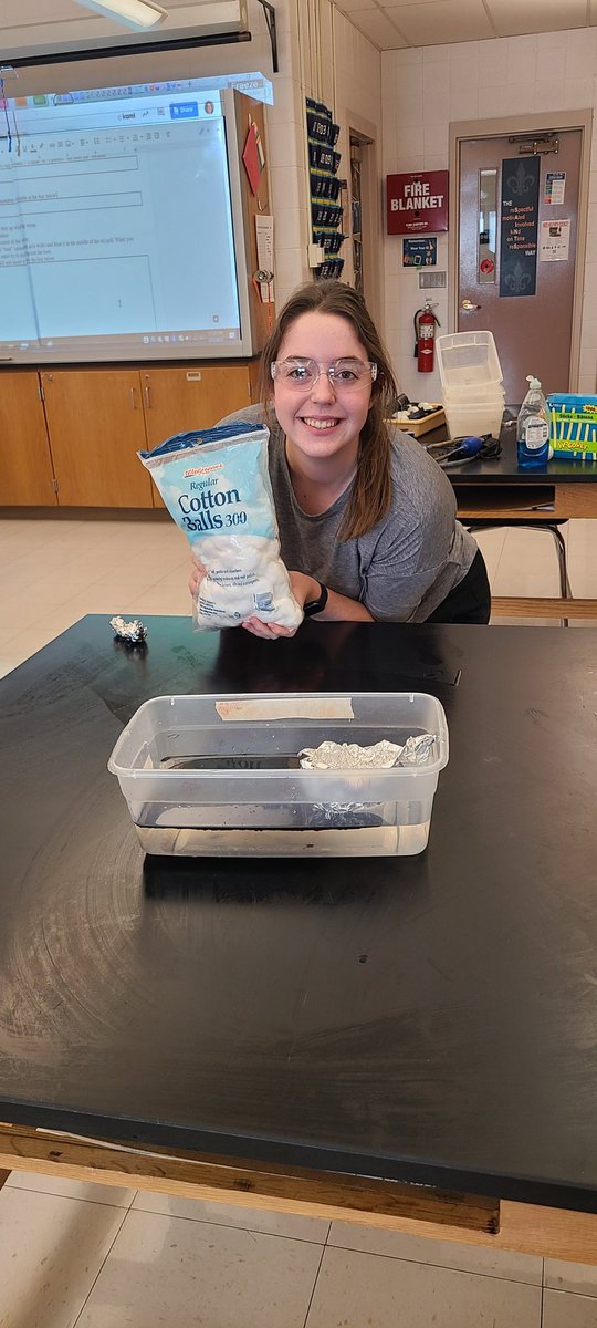 nannini_9's tweet photo. AP Environmental students design and test solutions for cleaning up oil spills! https://t.co/uhJ8OIqfKu