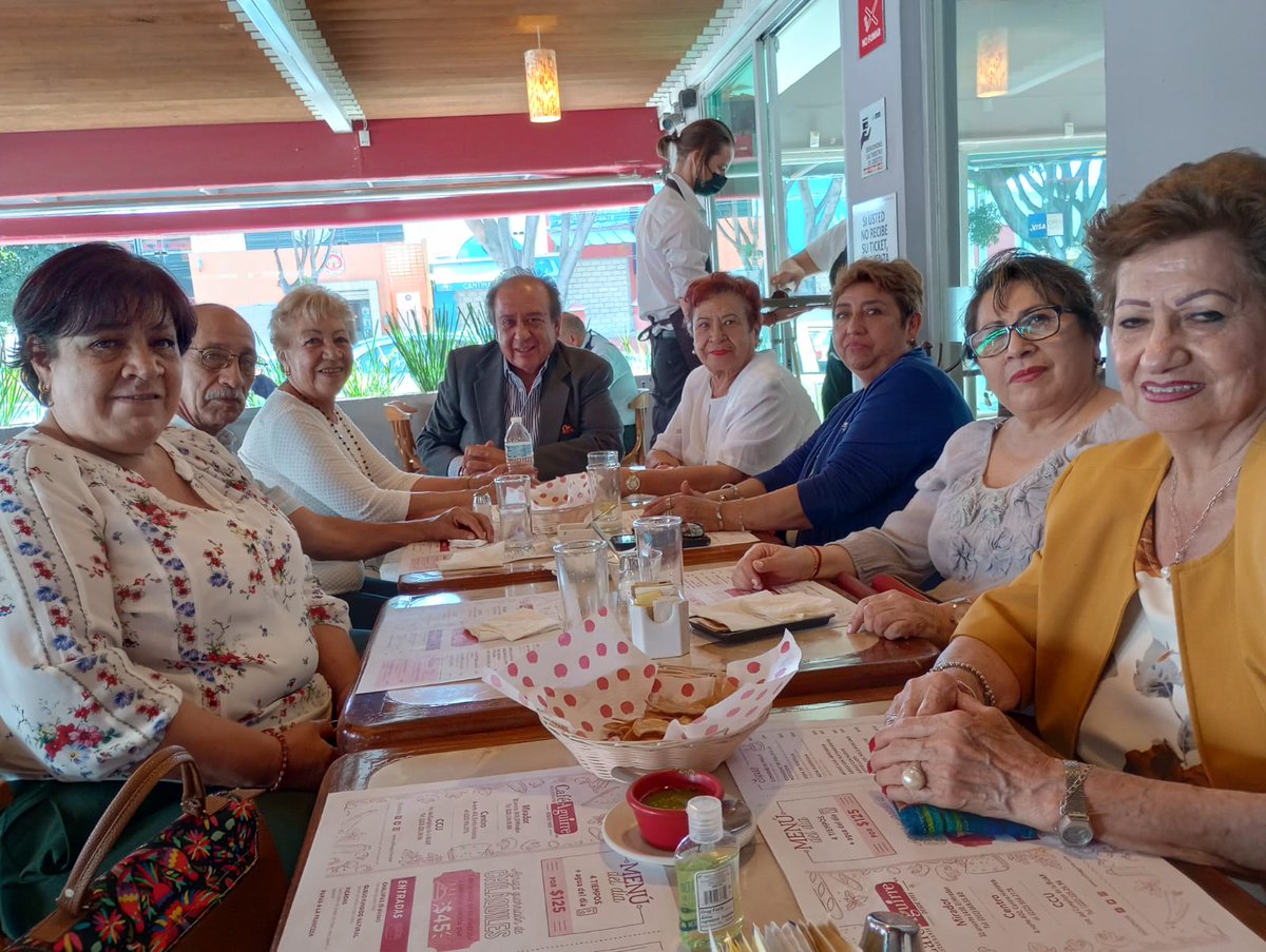 Un gusto convivir con Amigas y Amigos #Jubilados y #Pensionafos del #GobiernodelEstadodePuebla mi Reconocimiento a su labor siempre a favor de la ciudadanía #VamosporaGrandezadePuebla @Puebla5001 <a href="/FactorRadioPue/">Factor Radio Puebla</a> <a href="/FACTORCIUDADANO/">FACTOR CIUDADANO</a> <a href="/nolasco_arianna/">Arianna Nolasco Ayala</a>