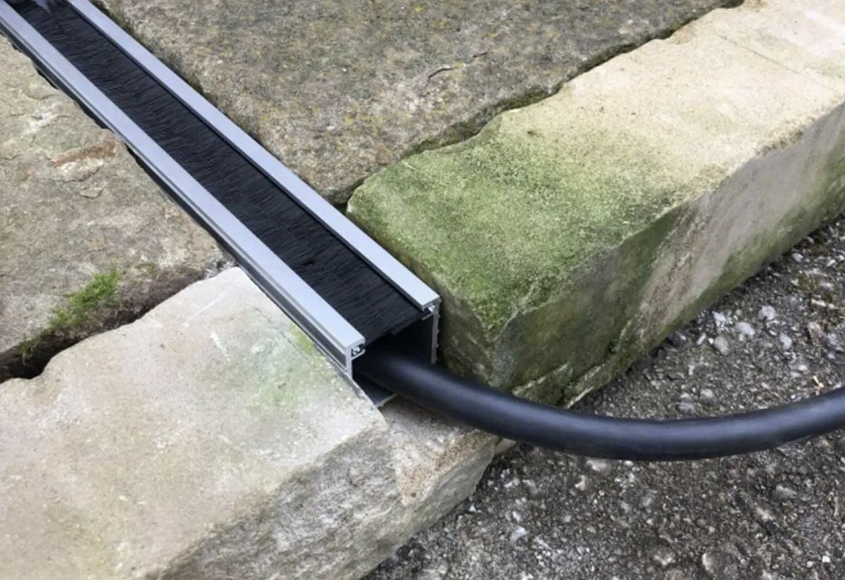 au_tom_otive's tweet photo. I’m increasingly convinced that one way to quickly democratise EV charging for those who park on-street is a £30 bit of hardware that can be installed in 30 minutes. Now we just need the government and local authorities to get ready to enable this solution. #throughstreetcharging https://t.co/jCNxg3Ionu
