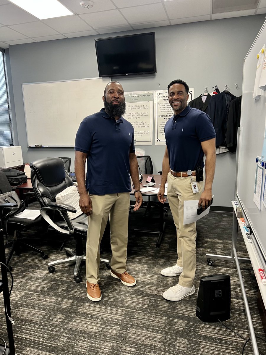 principaldmac's tweet photo. @KevJBanks @SpringLeadAcad You know your admin team is tight when they think and dress alike without planning to. #onemic #twinday #arating https://t.co/O6JO3pltsl
