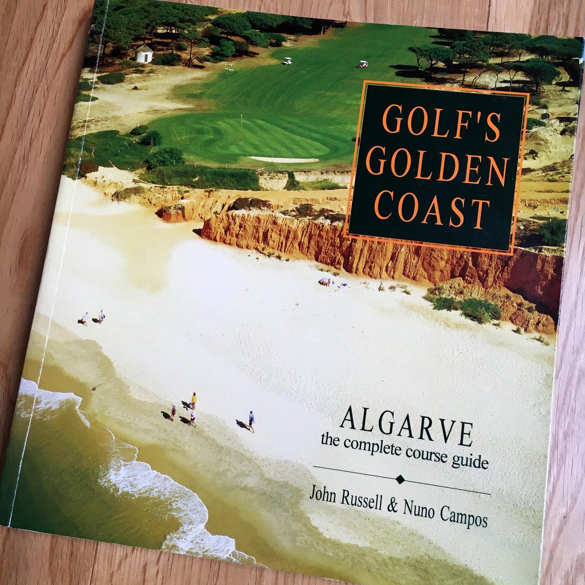 Sharing my lovely dad’s book “Golf’s Golden Coast” @JohnRussellGolf for #WorldBookDay. A guide of #golf courses in the Algarve, Portugal, with photos by Nuno Campos. #golf #GolfBook #Algarve #Portugal #GolfHistory #BestOfPortugal 
📚⛳️🇵🇹