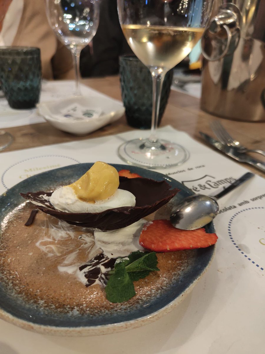 Ferran_Bel's tweet photo. Magnífic sopar maridatge “bubbles & seafood” #penedes #terresdelebre al @lotipicdelmediterrani amb @juveycamps a #l’ampolla . Enhorabona a Daniel i a Dolors . @lotipicdelmediterrani un restaurant molt recomanable al #deltadeltadelta https://t.co/L7ej6MReYV