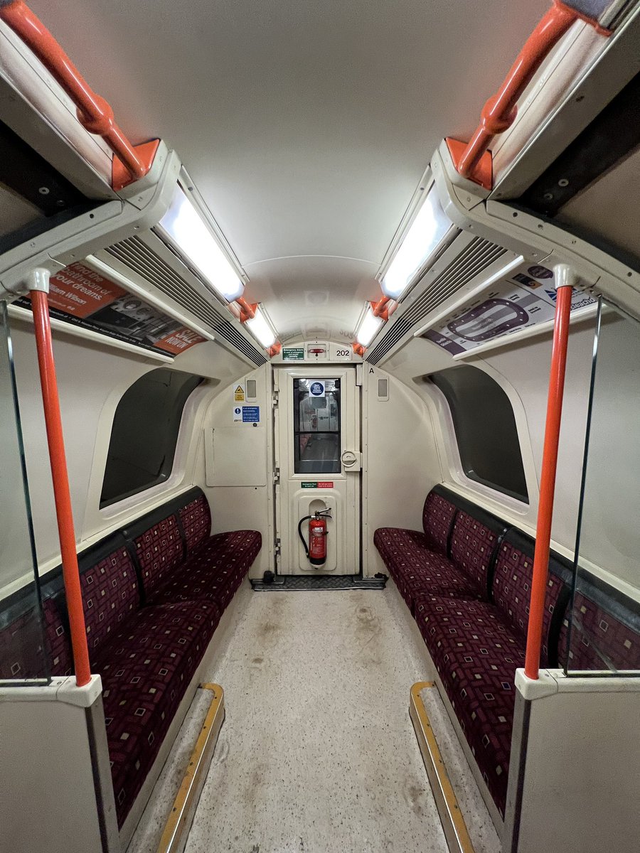 JordanCReeve's tweet photo. Glasgow subway appreciation post https://t.co/rUQvkZCc1A