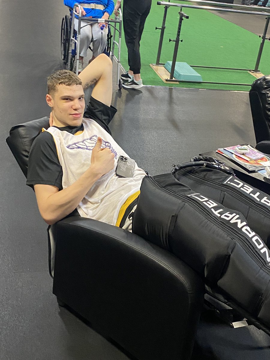 Strhoops tweet media