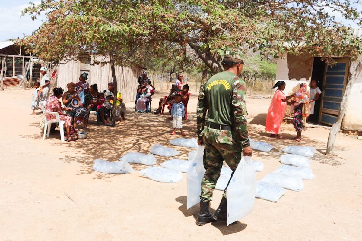 Ejercito_CAAID's tweet photo. Con la entrega de kits escolares, alimentos y agua potable, @COL_EJERCITO llevó alegría y bienestar a las comunidades indígenas Chichia y Marrollomana en #LaGuajira. Trabajo articulado de #AccionIntegral, Batallón de Infantería Mecanizado N.°6 Cartagena,  y #FundacionHiloSagrado https://t.co/MbnuRgHAGT