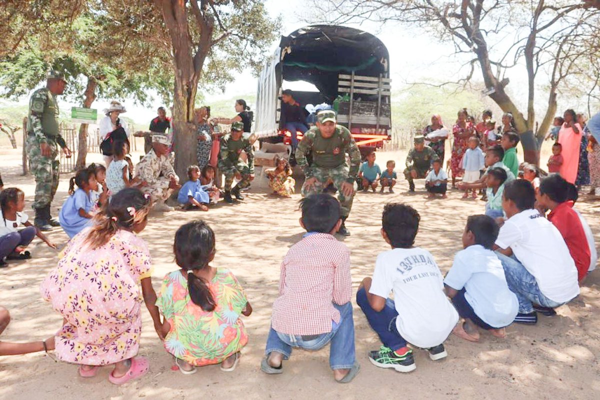 Ejercito_CAAID's tweet photo. Con la entrega de kits escolares, alimentos y agua potable, @COL_EJERCITO llevó alegría y bienestar a las comunidades indígenas Chichia y Marrollomana en #LaGuajira. Trabajo articulado de #AccionIntegral, Batallón de Infantería Mecanizado N.°6 Cartagena,  y #FundacionHiloSagrado https://t.co/MbnuRgHAGT