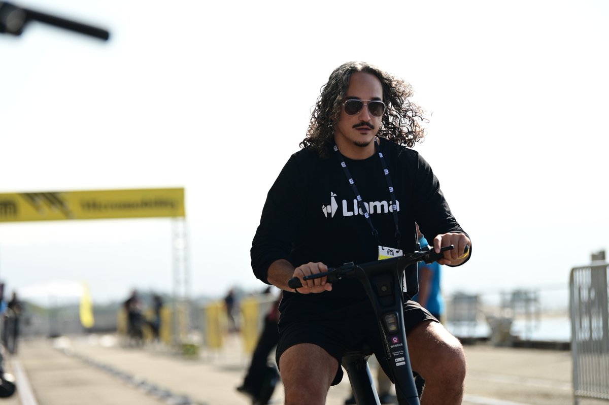 So this is Twitter, eh? I hope I'm not late...😛 Where do I find the electric minibike parking? 🚲⚡️