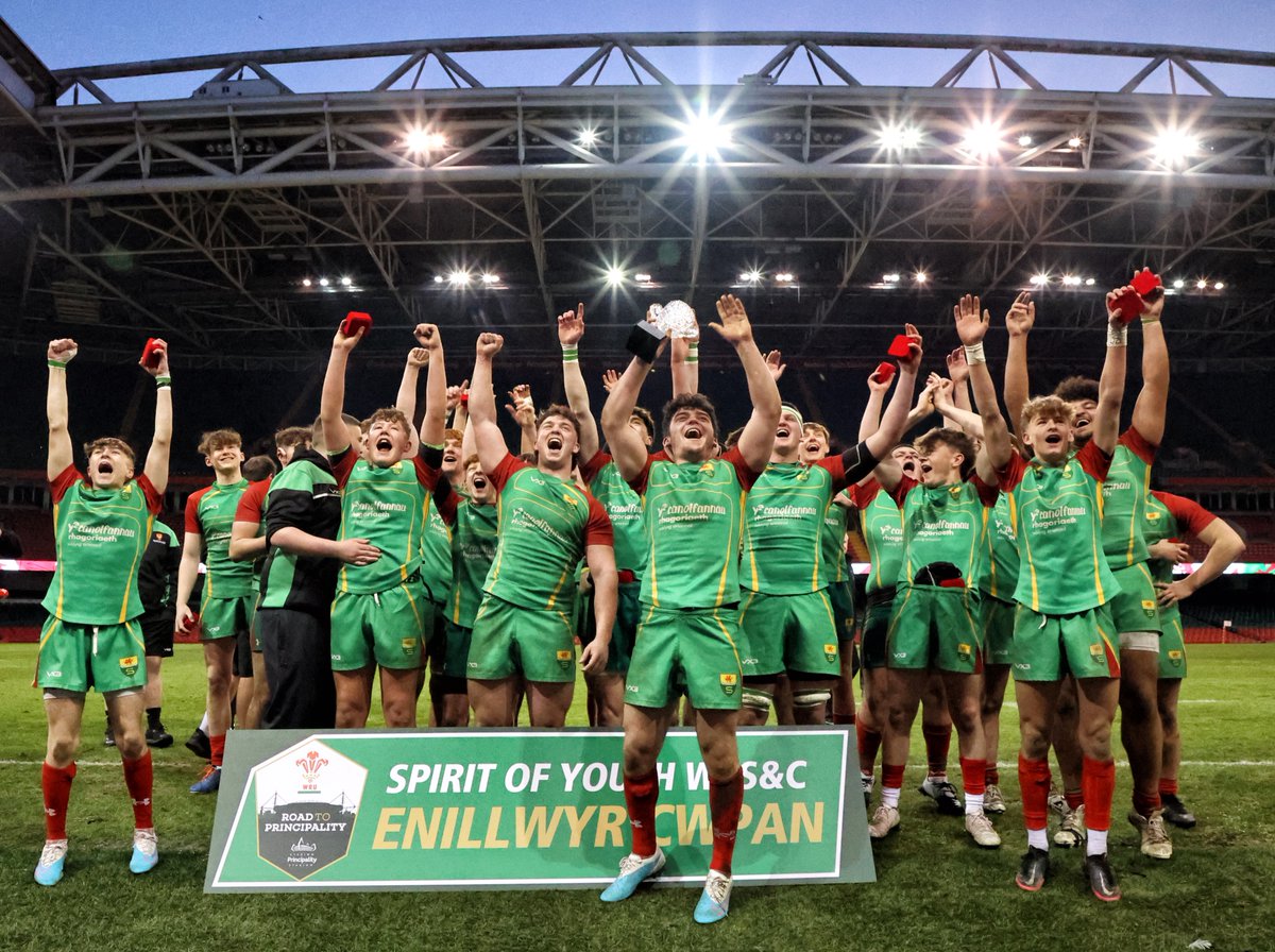 tudurdylanjones's tweet image. Llongyfarchiadau @Ysgol_Strade ar ennill Cwpan Ysgolion Cymru heddiw.