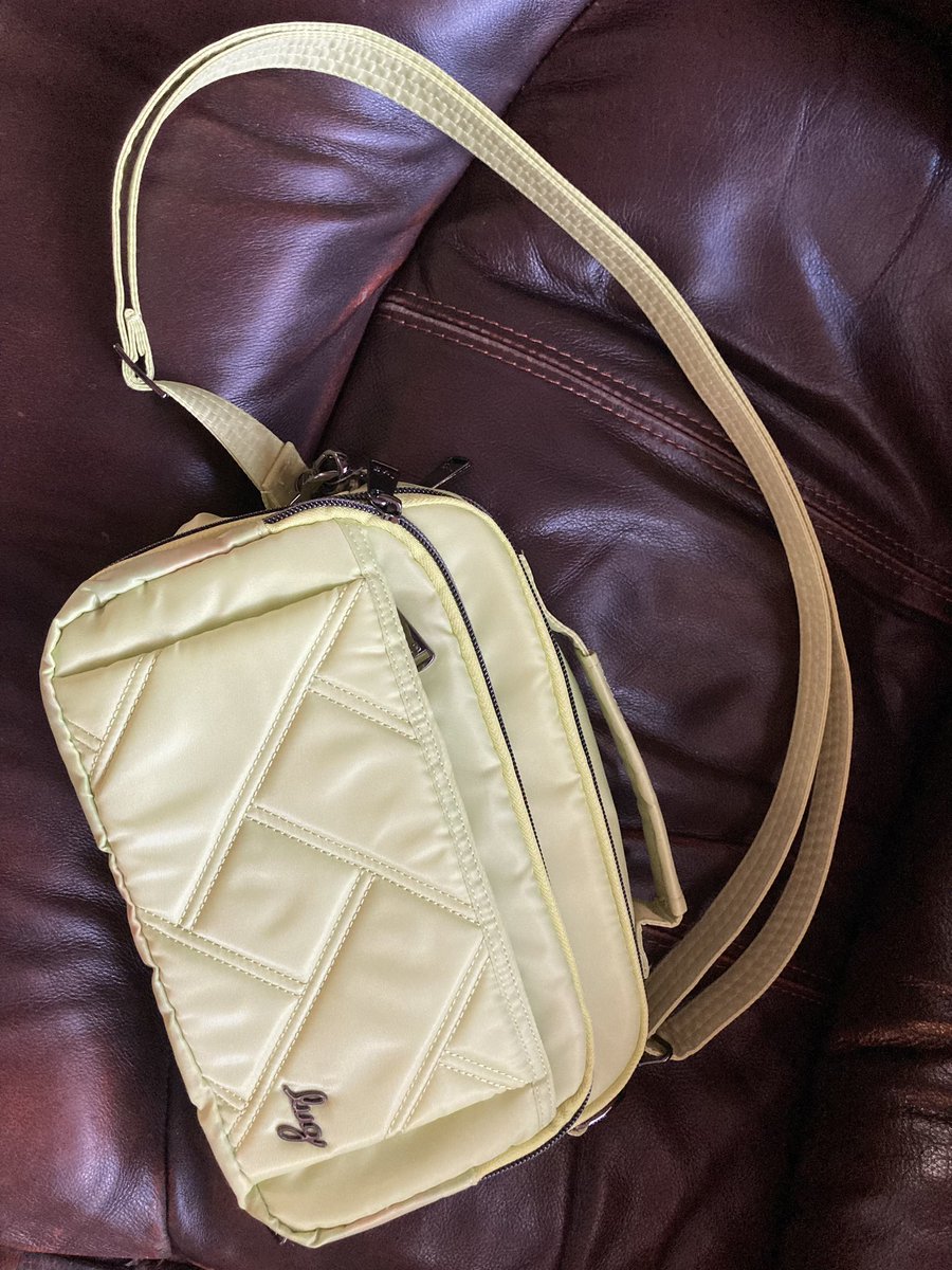 InspiringZabka's tweet photo. Obsessed with my new bag 💛 #luglife #livelifeincolor https://t.co/q1SCKblFGv
