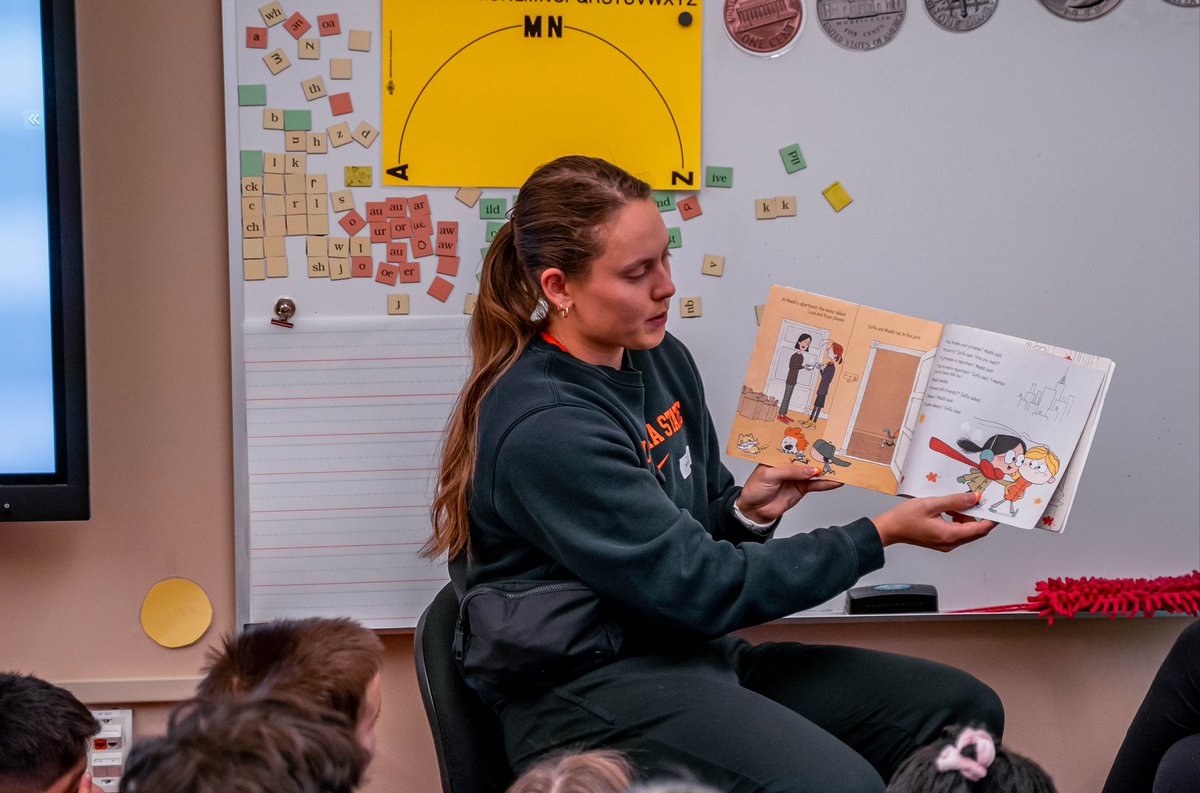run4okstate's tweet photo. Paying it forward to the next generation 📚

#readacrossamerica I #run4okstate https://t.co/2V1f9t1JCs