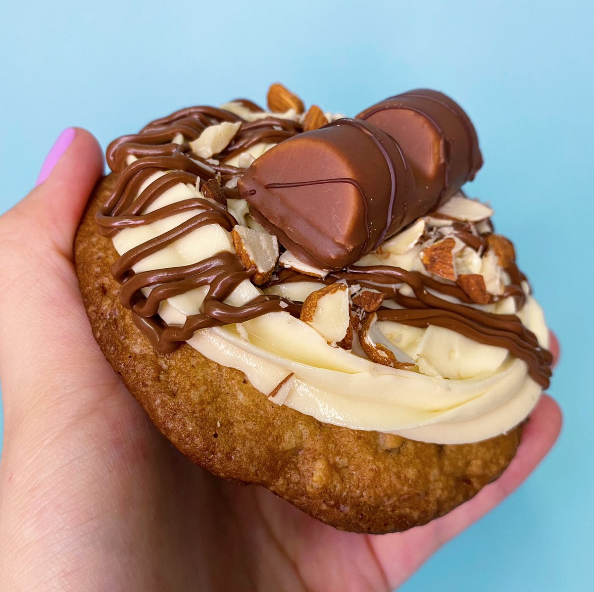 andreaangulot's tweet image. Ahora si hijos del tuirer, pa' que se mueran de antojo y me compren.

Galleta de chispas de chocolate y almendra, rellena de nutella, con topping de frosting de queso crema, nutella, almendras y chocolate kinder bueno.

Una coosssssaa🤤

Ig: @ bakingbrowniebites 💖