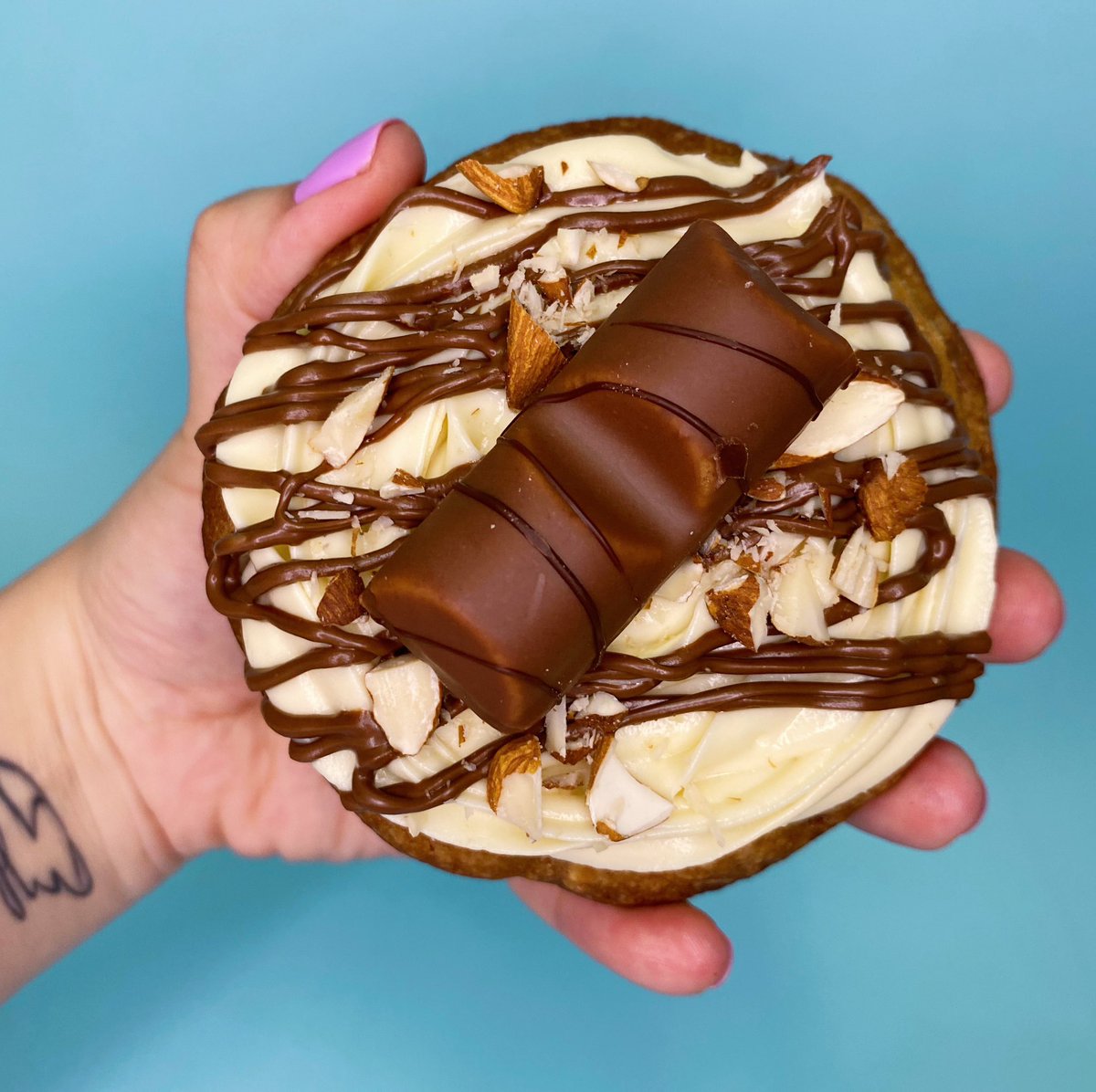 andreaangulot's tweet image. Ahora si hijos del tuirer, pa' que se mueran de antojo y me compren.

Galleta de chispas de chocolate y almendra, rellena de nutella, con topping de frosting de queso crema, nutella, almendras y chocolate kinder bueno.

Una coosssssaa🤤

Ig: @ bakingbrowniebites 💖