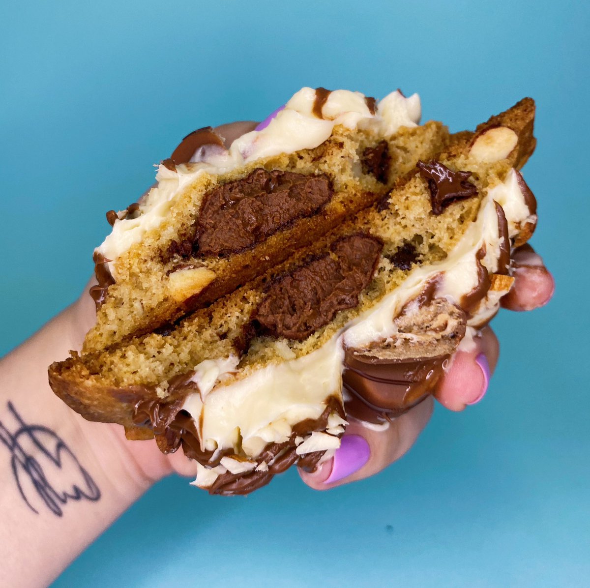 andreaangulot's tweet image. Ahora si hijos del tuirer, pa' que se mueran de antojo y me compren.

Galleta de chispas de chocolate y almendra, rellena de nutella, con topping de frosting de queso crema, nutella, almendras y chocolate kinder bueno.

Una coosssssaa🤤

Ig: @ bakingbrowniebites 💖