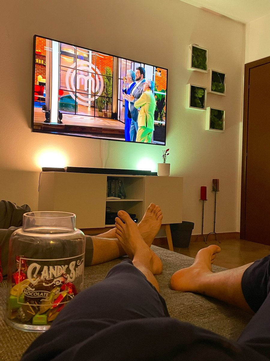 Matte9113's tweet photo. NO SPOILER, siamo in differita!
#fourfeet @feetparty #feetfethish https://t.co/qACZT6Xd4s