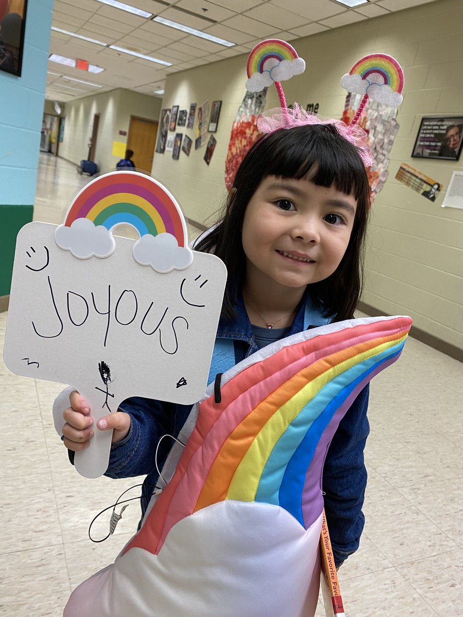 CarrolltonES's tweet photo. More fun from our Dress as a Vocab Word day! #seeusSOAR #isleREAD https://t.co/g6GqKo9vkY