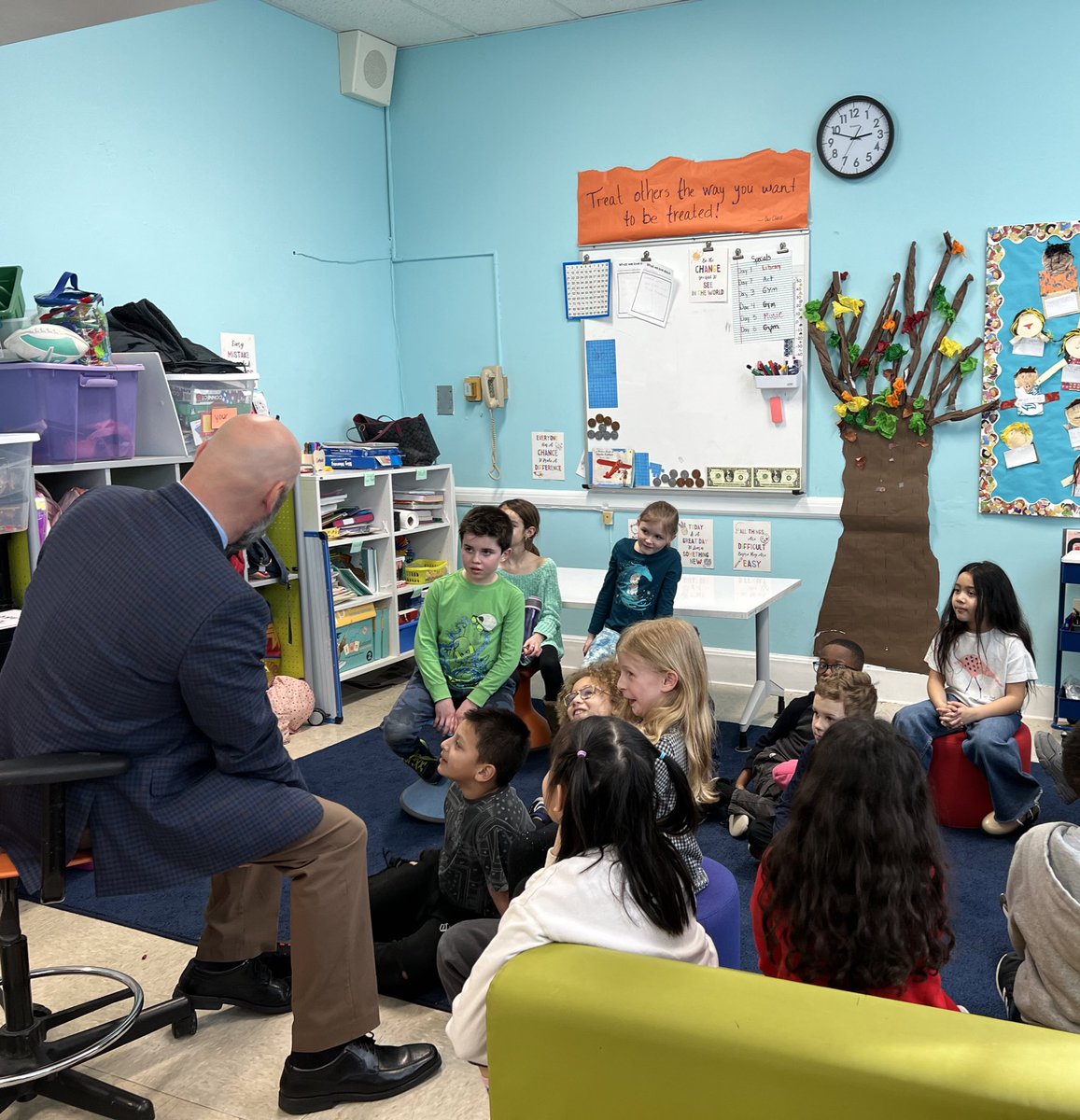 Ms_Carbain's tweet photo. Thank you so much @NaglersNotions for being our mystery reader today! It was an amazing surprise! #MineolaProud @Jfteach27 @Hampton_Street https://t.co/Y2lfcCQ9Bs