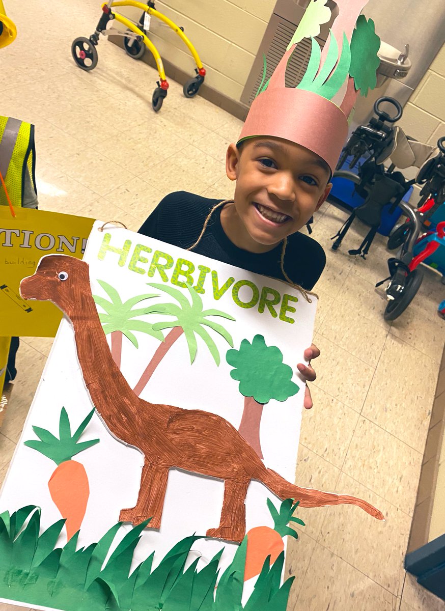 CarrolltonES's tweet photo. We celebrated Read Across America Day by dressing as favorite vocab words. It was obvious lots of Cardinals use their dictionaries, thesauruses, and creativity! #littlepeoplebigwords https://t.co/eJOO2SnF7k